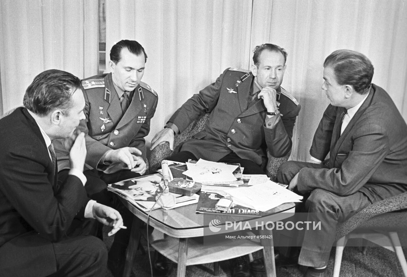 Советские космонавты Павел Беляев и Алексей Леонов