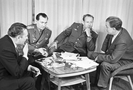 Советские космонавты Павел Беляев и Алексей Леонов