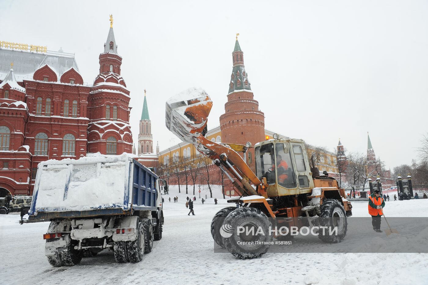 Уборка снега в центре Москвы