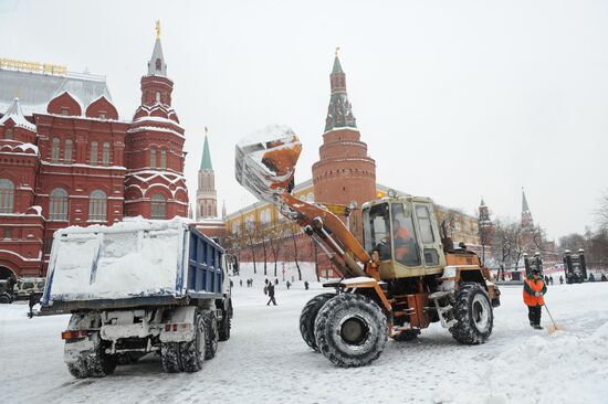 Уборка снега в центре Москвы