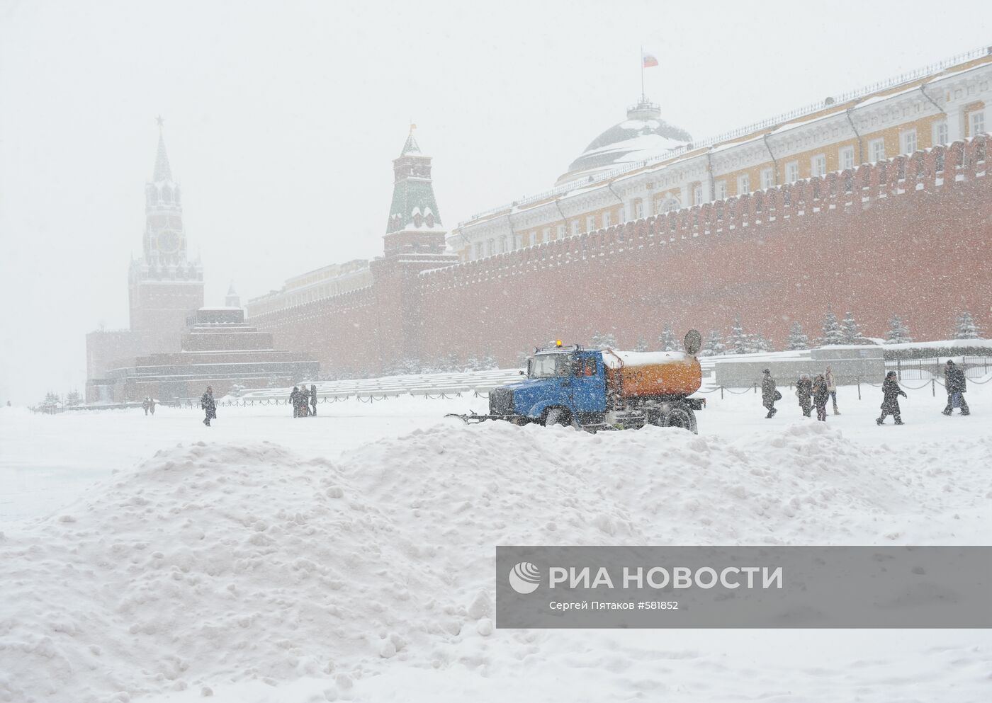 Уборка снега в центре Москвы