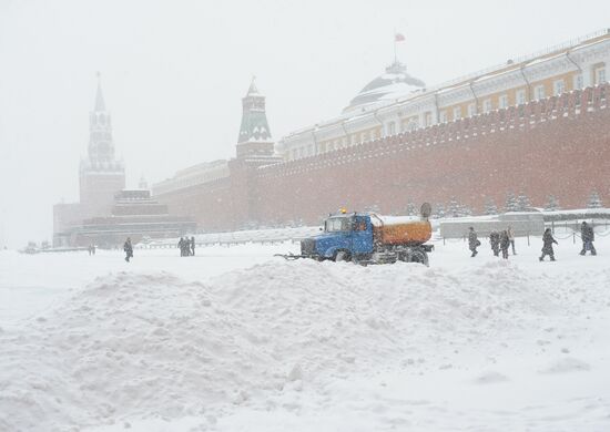 Уборка снега в центре Москвы