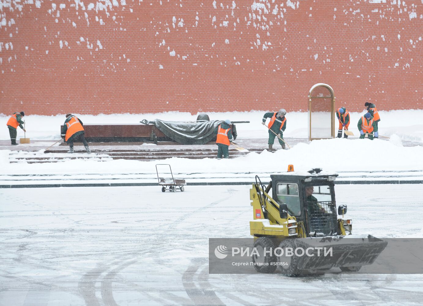 Уборка снега в центре Москвы