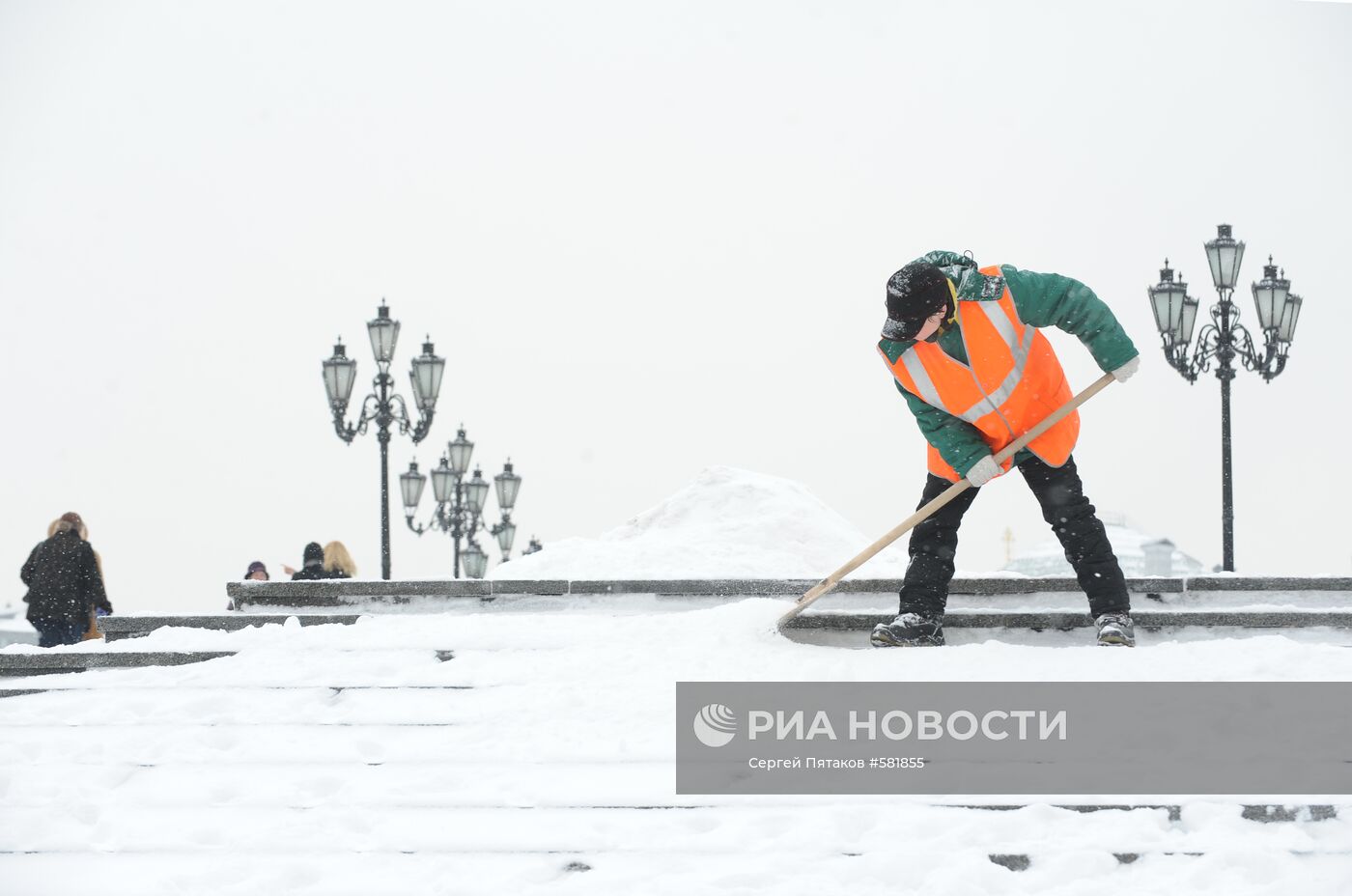 Уборка снега в центре Москвы