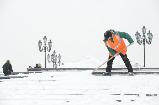 Уборка снега в центре Москвы