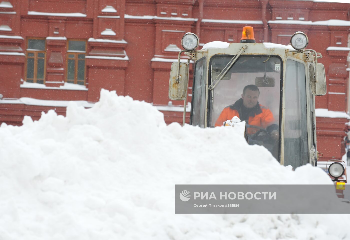 Уборка снега в центре Москвы