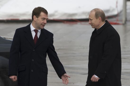 Д.Медведев и В.Путин на церемонии зажжения Вечного огня