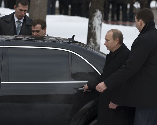 Д.Медведев и В.Путин на церемонии зажжения Вечного огня