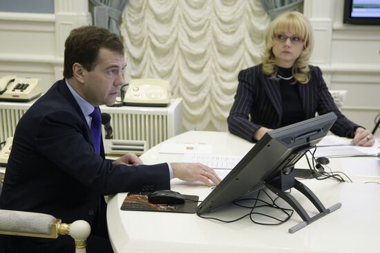 Дмитрий Медведев провел видеоконференцию с главами регионов