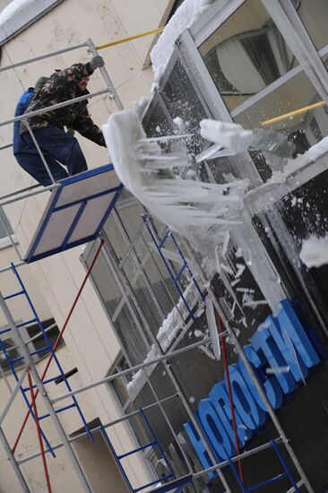 Очистка здания агентства РИА Новости от снега и сосулек