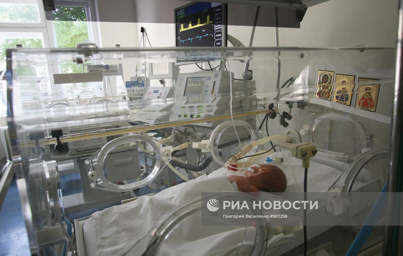 Новорожденный в отделении выхаживания недоношенных детей