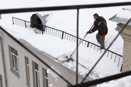 Очистка крыш от снега и сосулек на Смоленском бульваре