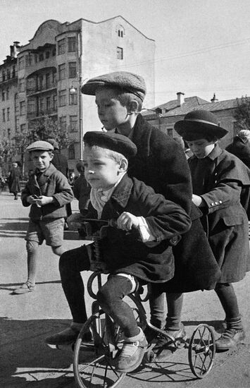Юные москвичи играют в сквере