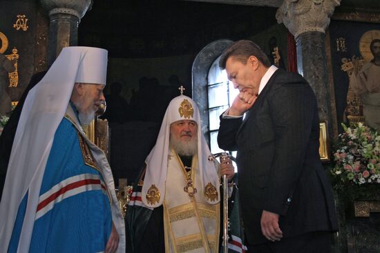 Виктор Янукович посетил молебен в Свято-Покровском соборе