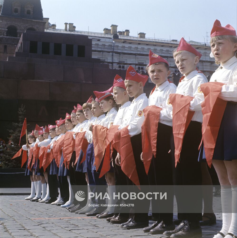 Церемония приема в пионеры на Красной площади в Москве