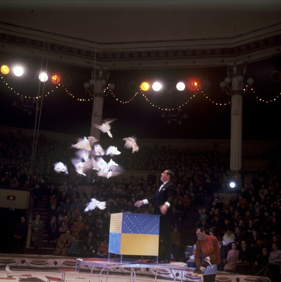 Аттракцион с голубями иллюзиониста Игоря Кио