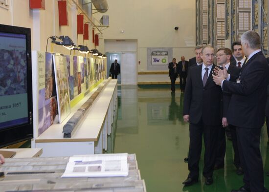Владимир Путин посетил ООО "Тюменский нефтяной научный центр"