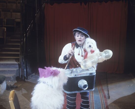 Клоун Евгений Майхровский с четвероногими артистами