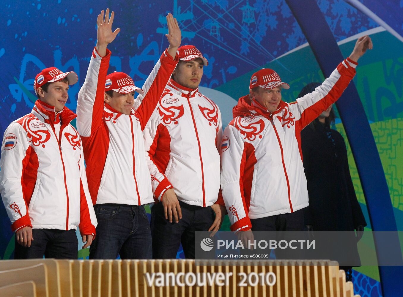 Российские биатлонисты - бронзовые призеры эстафеты 4х7,5 км