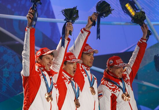 Российские биатлонисты - бронзовые призеры эстафеты 4х7,5 км