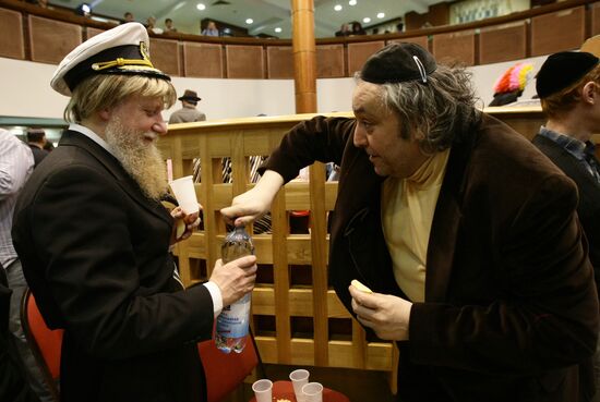 Участники еврейского праздника Пурим
