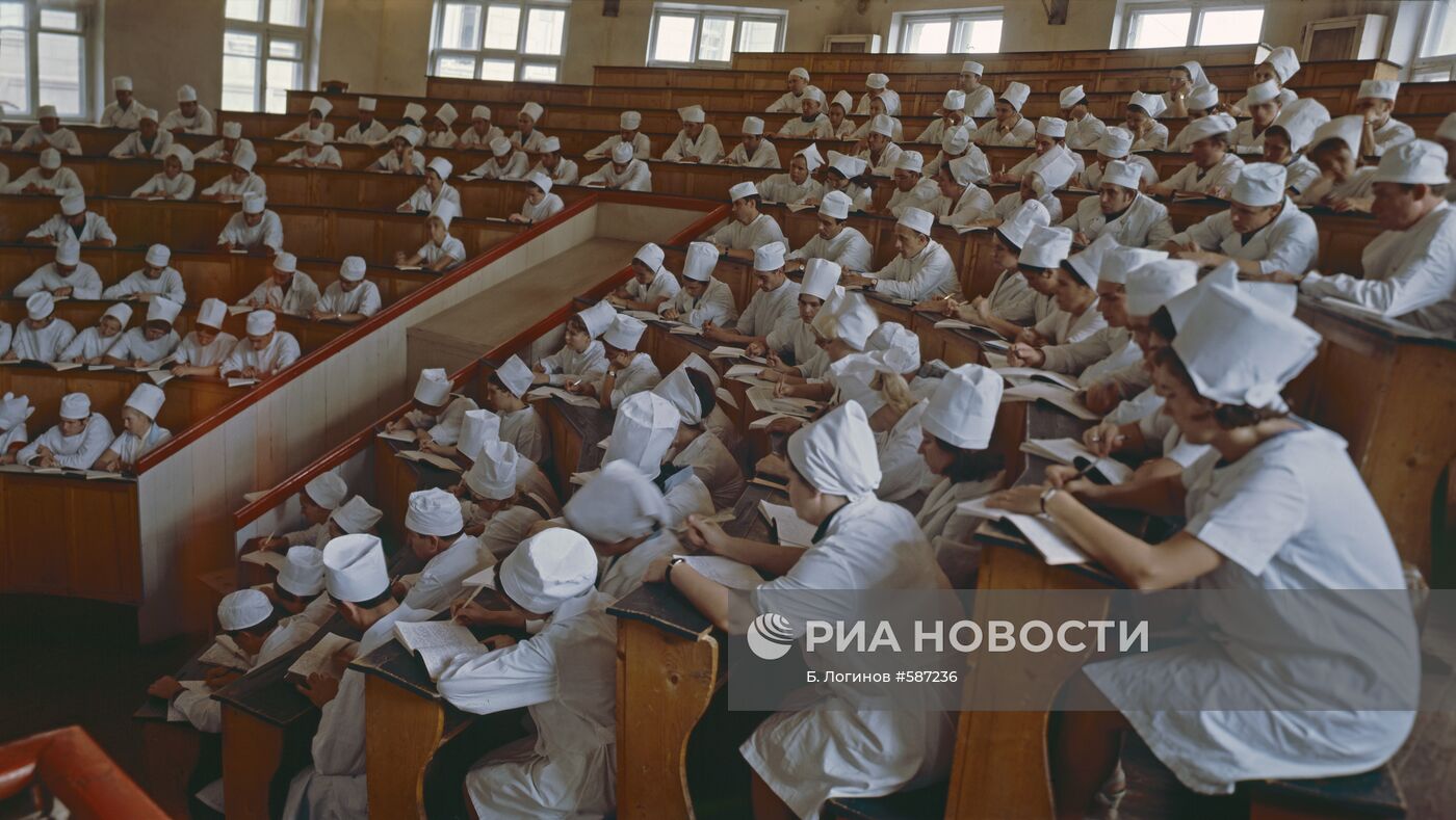 Студенты Днепропетровского медицинского института