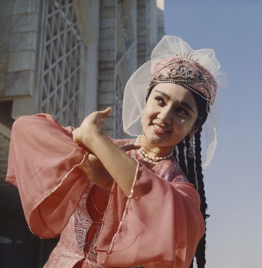 Солистка ансамбля "Шодлик"