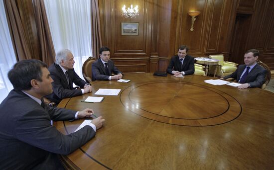 Д.Медведев встретился с руководством партии "Единая Россия"