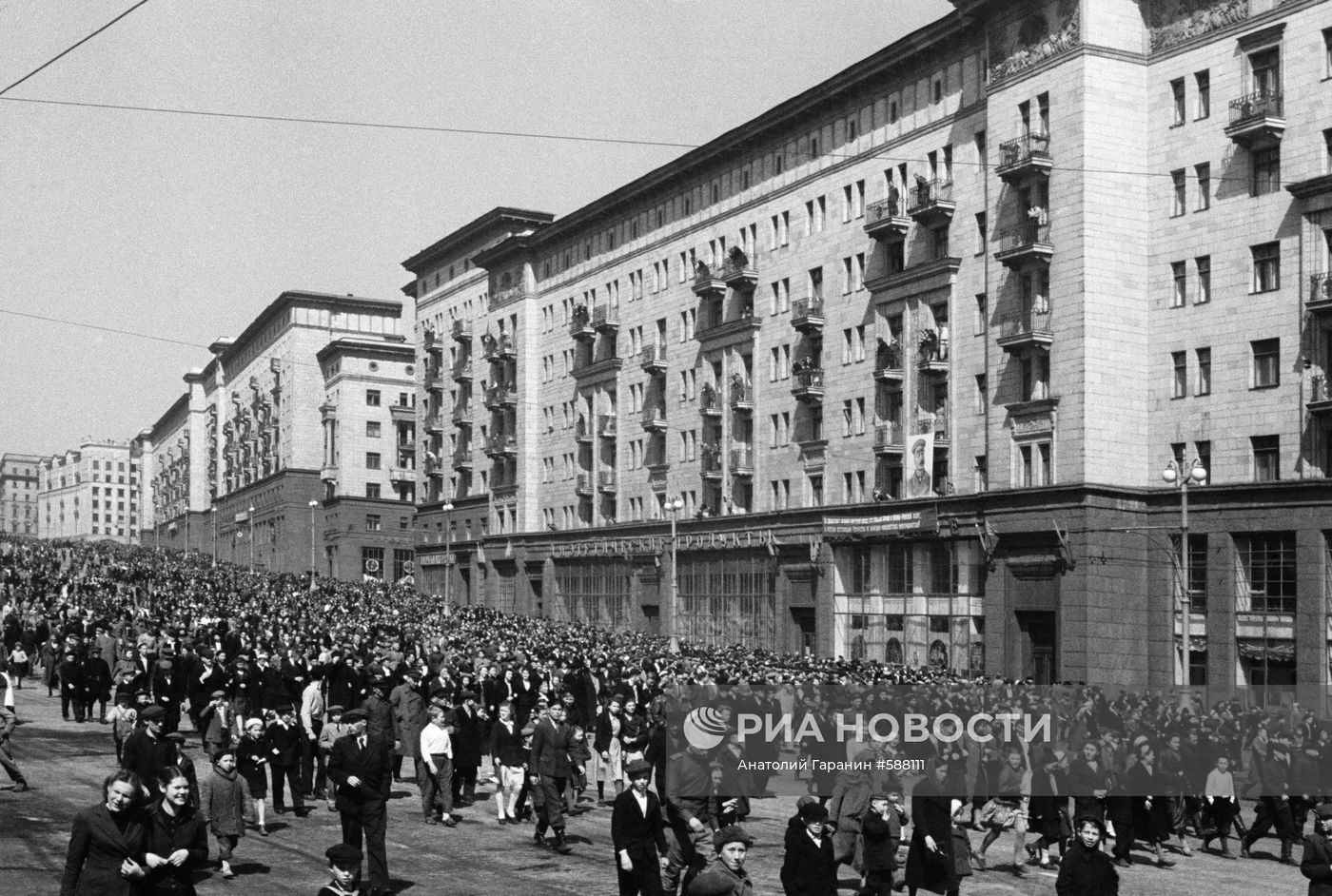 Москвичи на улице Горького в День Победы