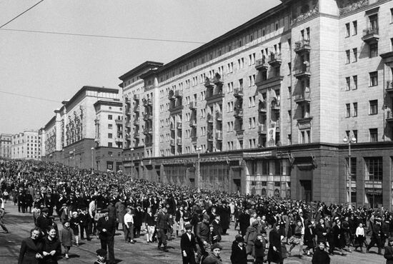 Москвичи на улице Горького в День Победы