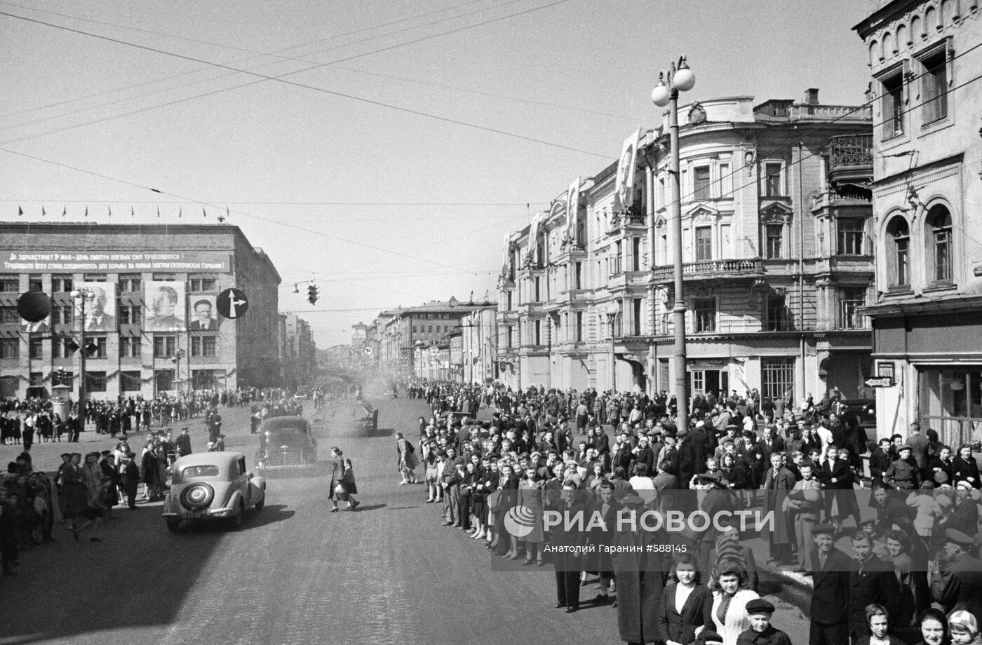 Москвичи на улице Горького (Тверская)