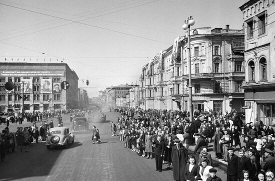 Москвичи на улице Горького в День Победы