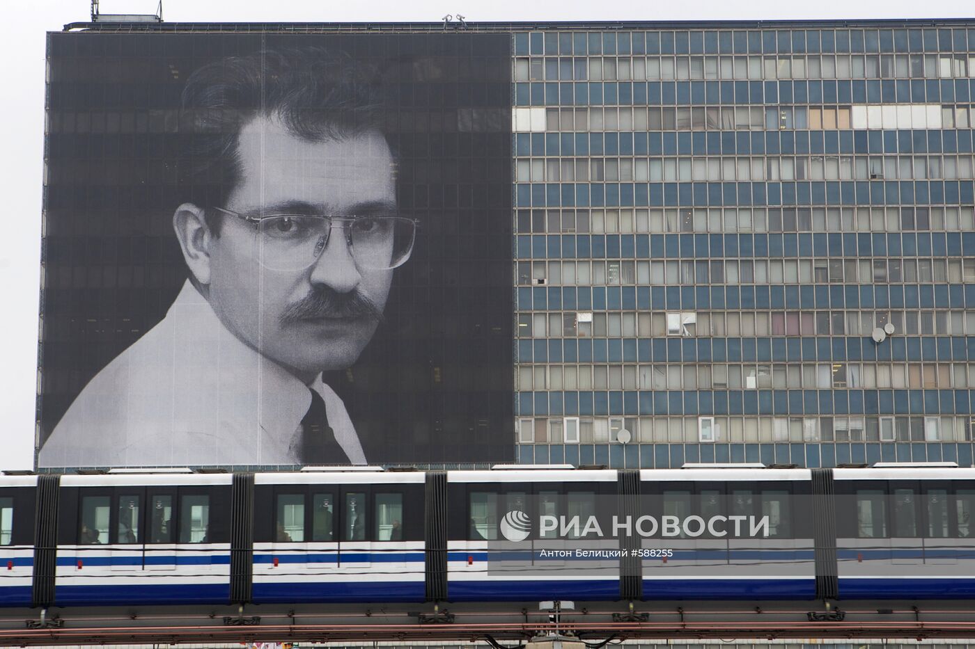 Плакат с изображением В.Листьева на телецентре "Останкино"