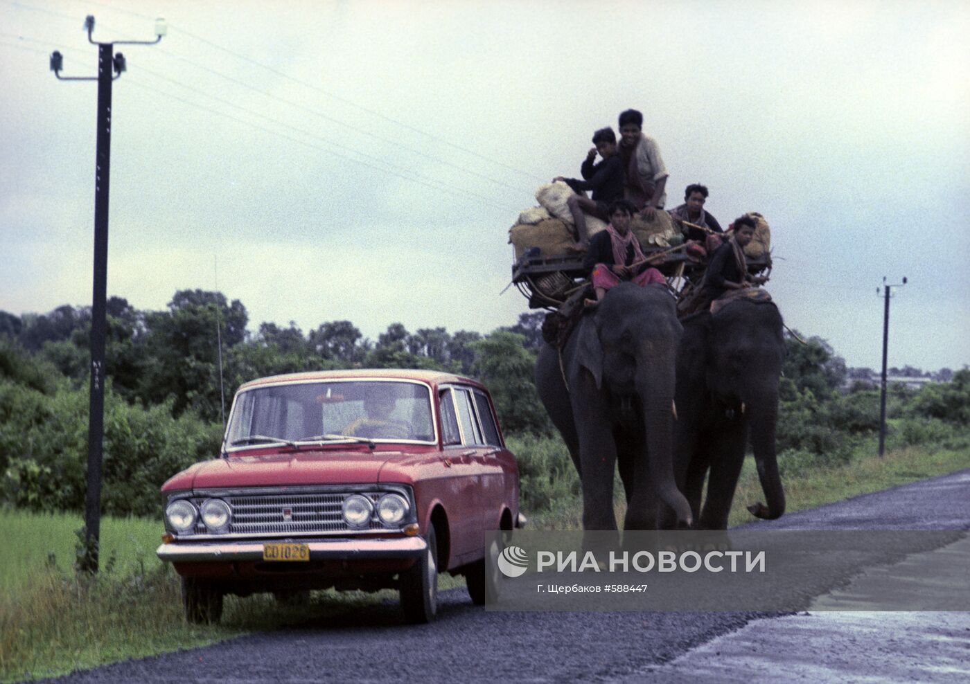 Советский "Москвич" на дорогах Камбоджи