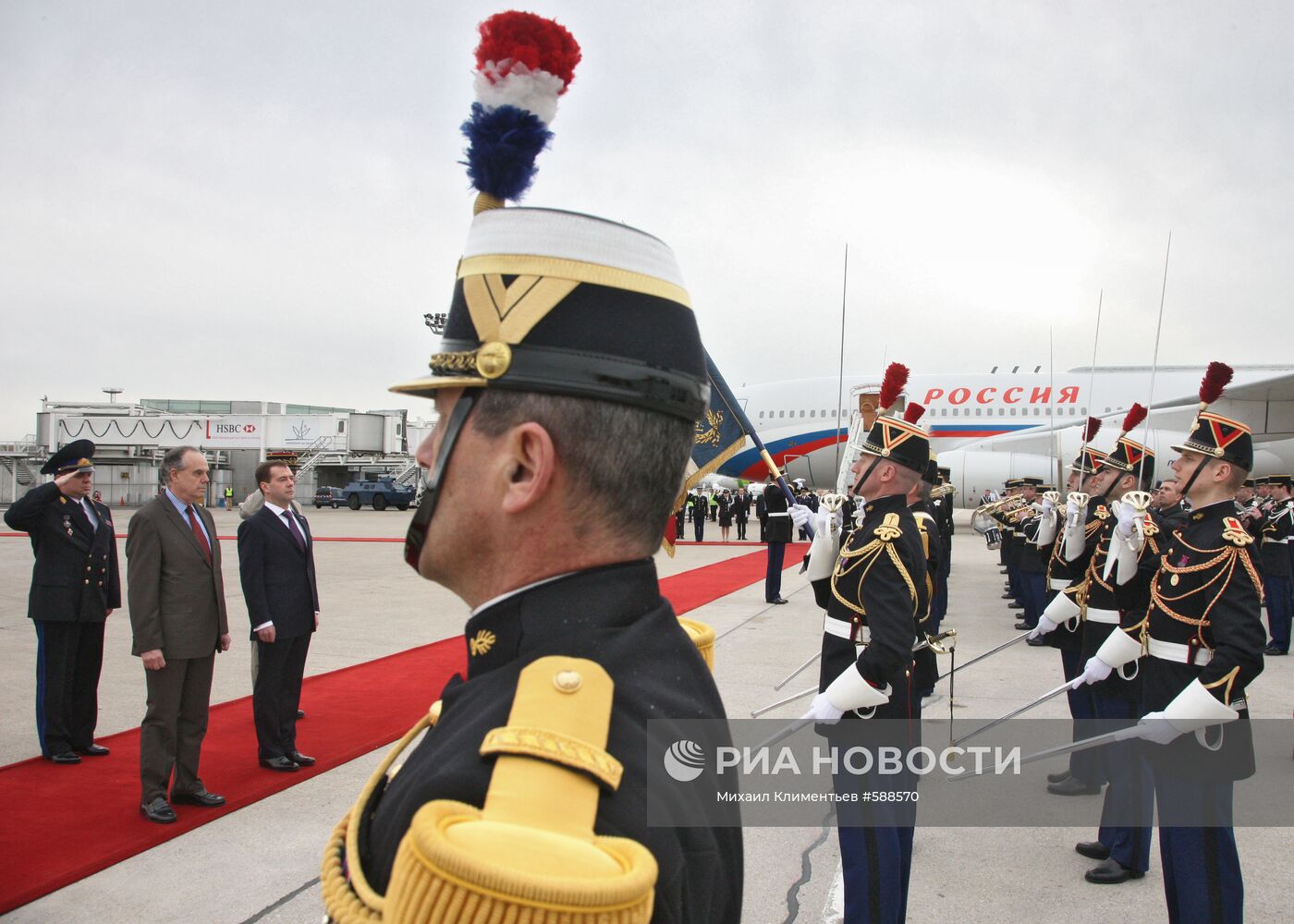 Д.Медведев с официальным визитом в Париже