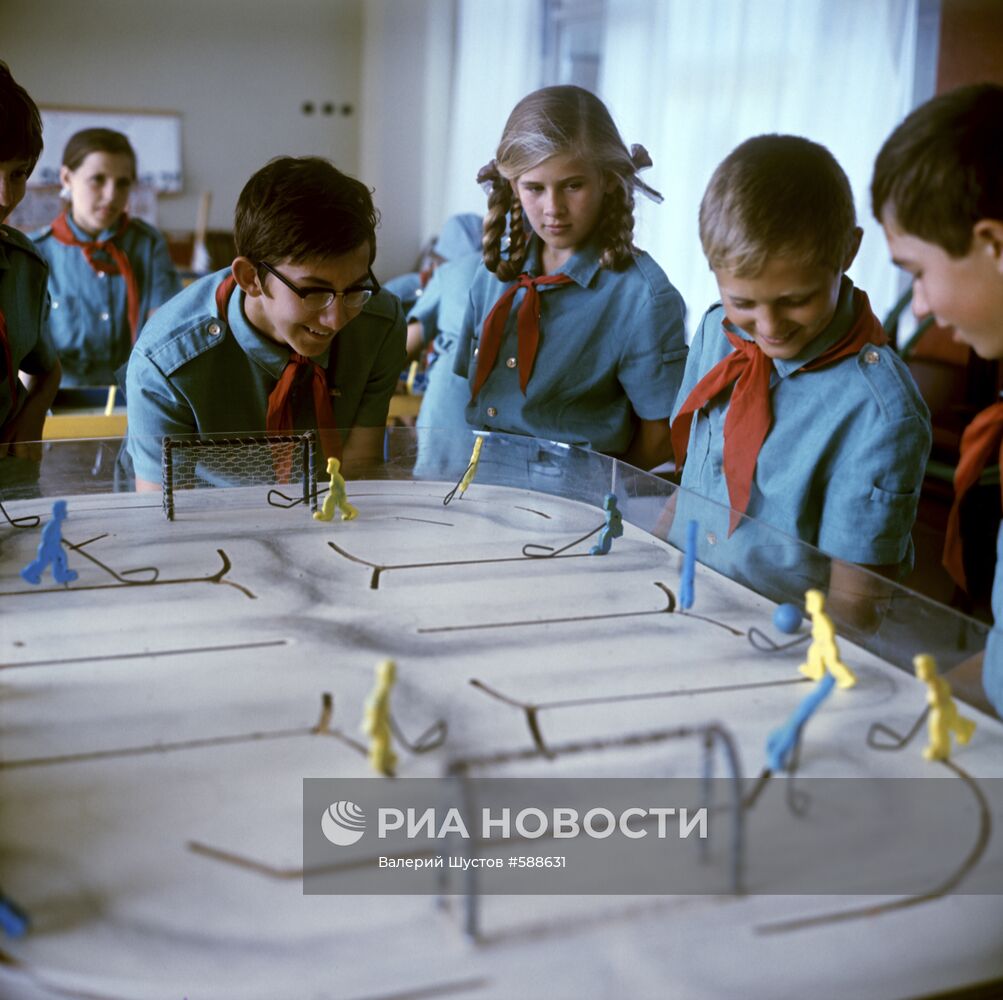 Дети играют в настольный хоккей