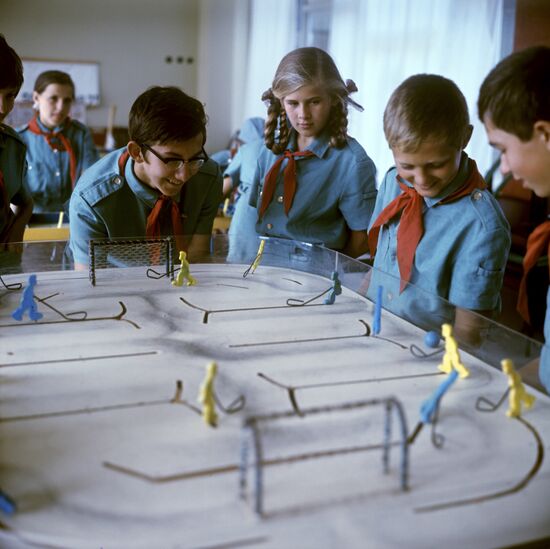 Дети играют в настольный хоккей