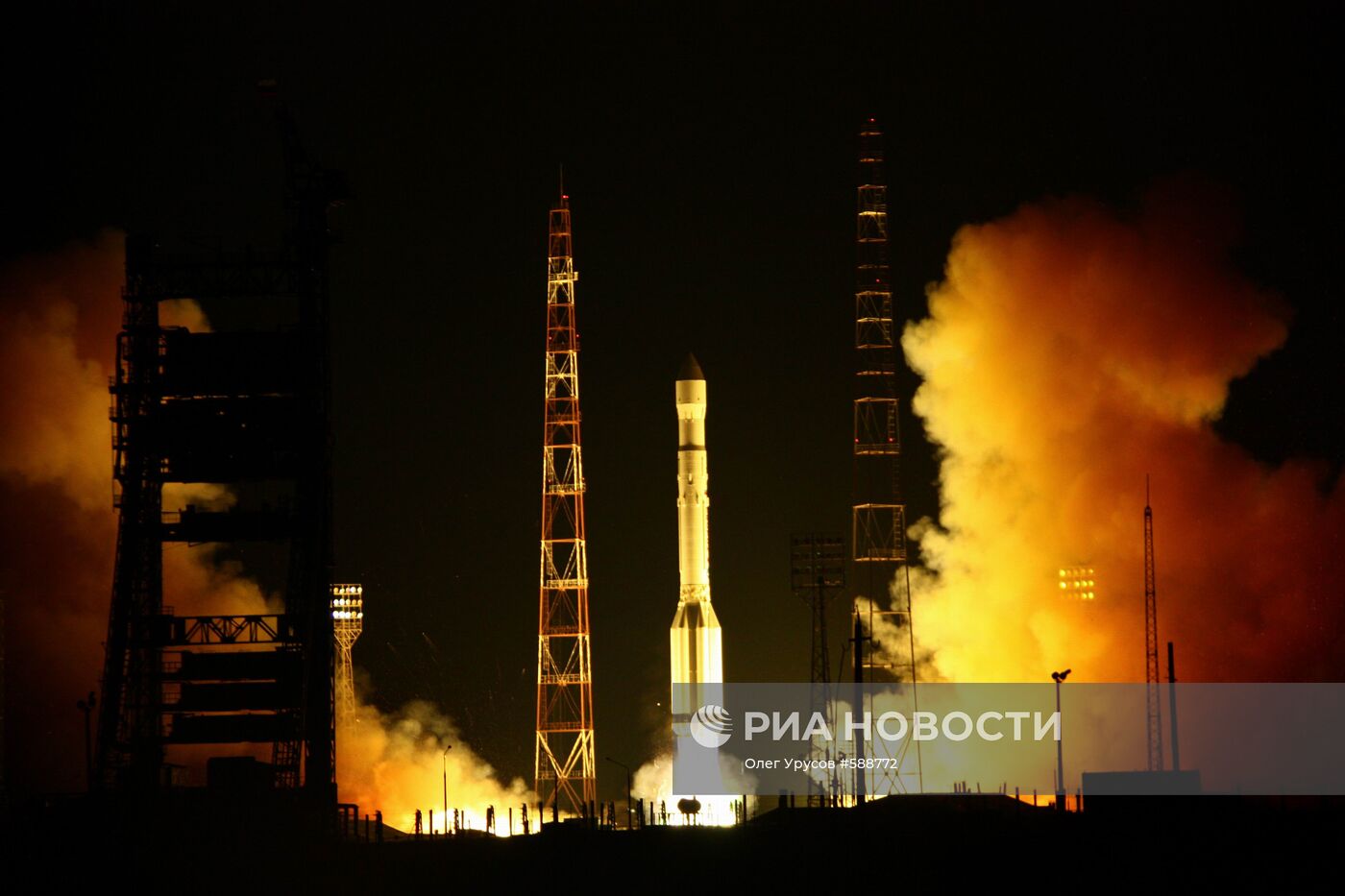 Запуск ракеты-носителя "Протон" с тремя спутниками "Глонасс-М"