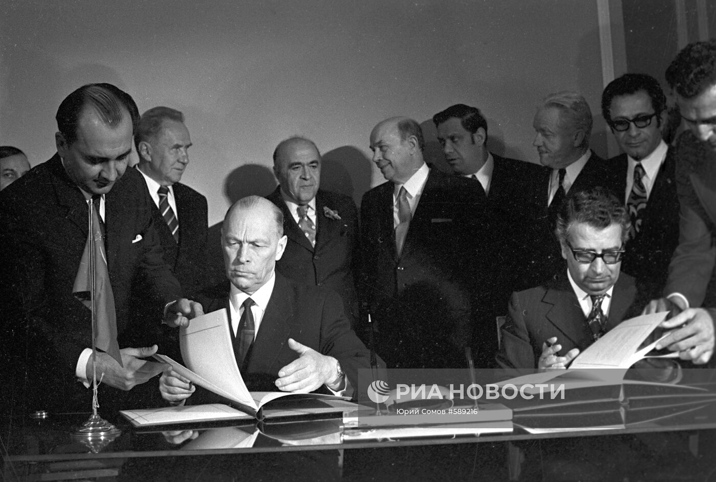 И.А. Кулев и Ф. Наджмабади во время подписания соглашения