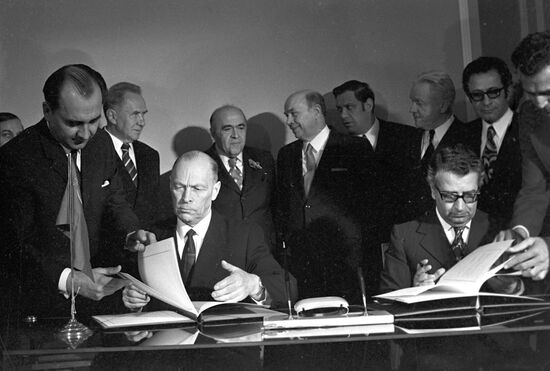 И.А. Кулев и Ф. Наджмабади во время подписания соглашения