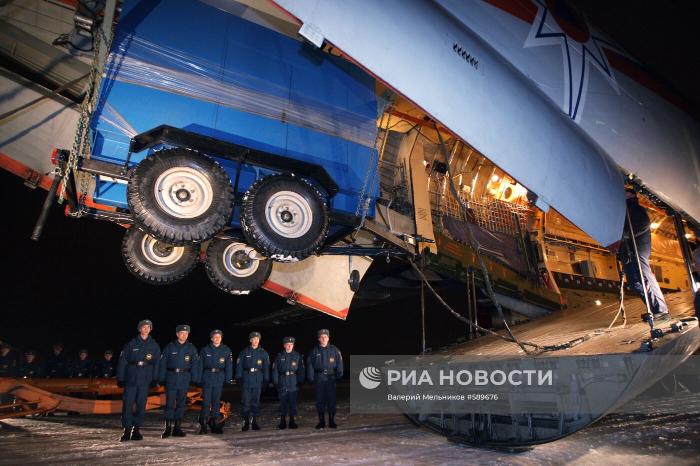 Погрузка партии гуманитарной помощи в самолет МЧС