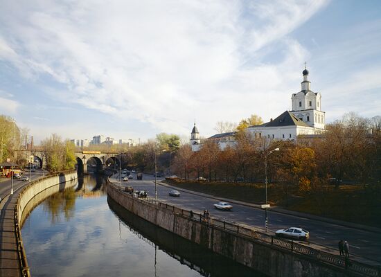 Спасо-Андроньевский монастырь на реке Яузе в Москве