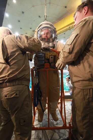 Подготовка космонавта к погружению в бассейн