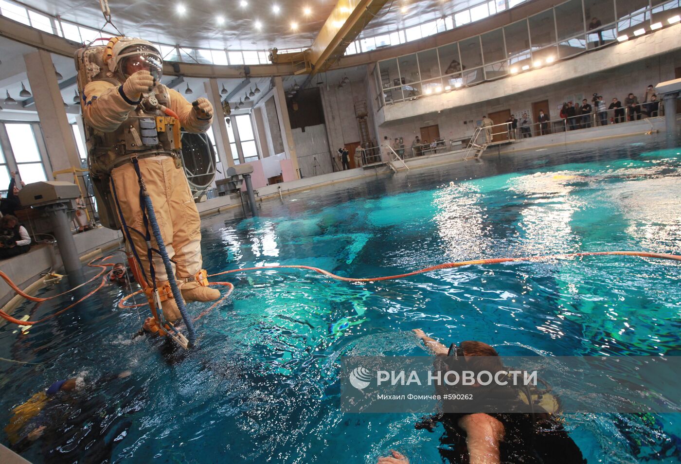 Погружение космонавта в бассейн