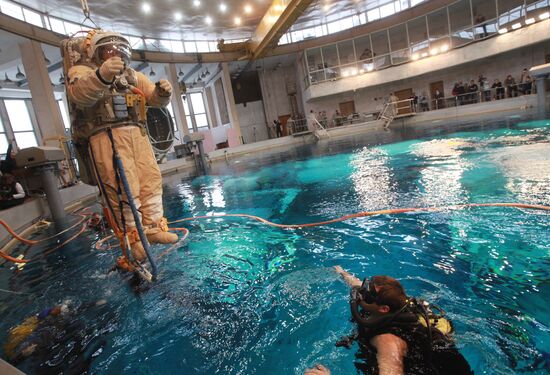 Погружение космонавта в бассейн