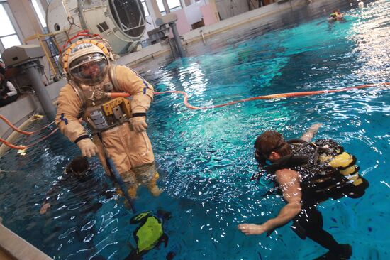 Погружение космонавта в бассейн