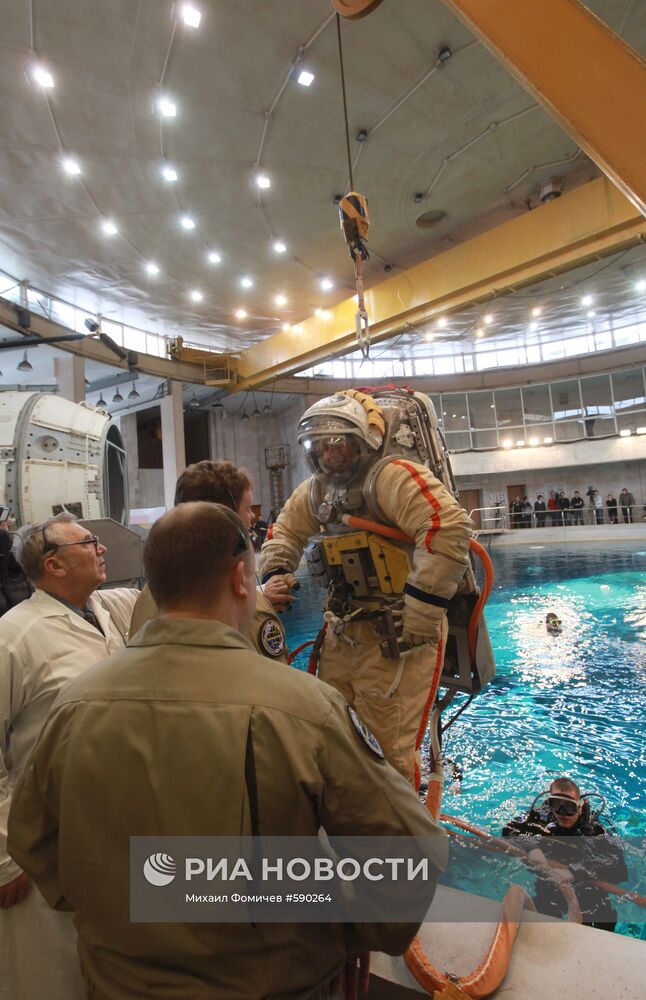 Подготовка космонавта к погружению в бассейн