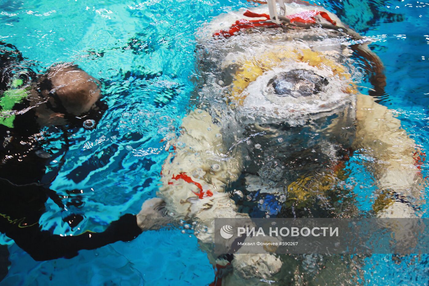 Погружение космонавта в бассейн