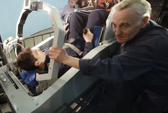 Подготовка космонавта к тренировке в центрифуге ЦФ-18
