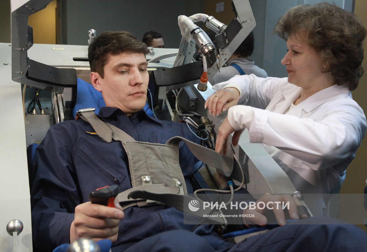 Подготовка космонавта к тренировке в центрифуге ЦФ-18